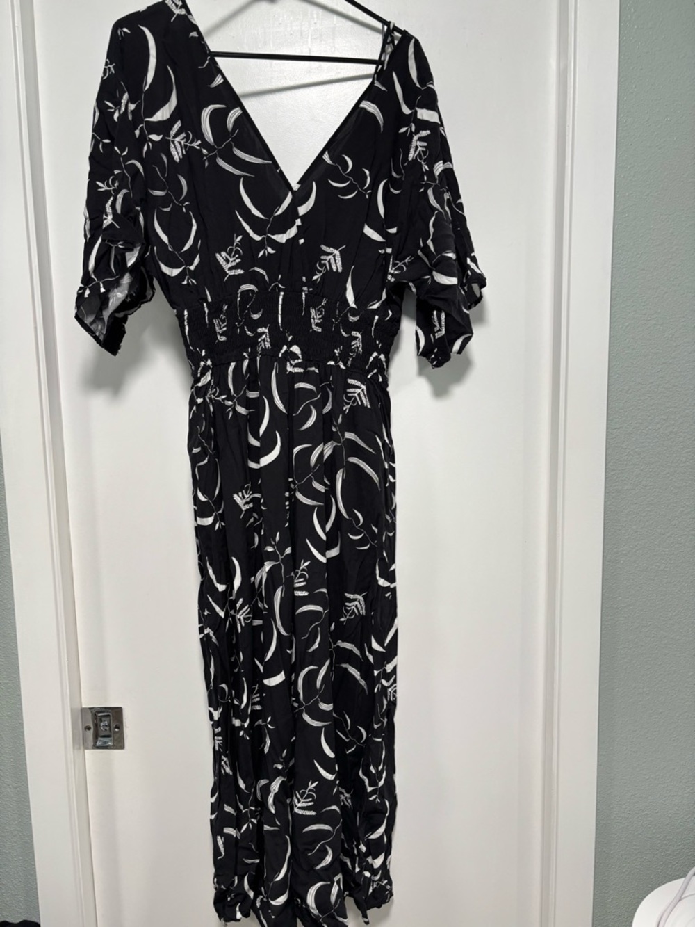 LexbreezyWomen's Black & White Patterned V-Neck jumper
